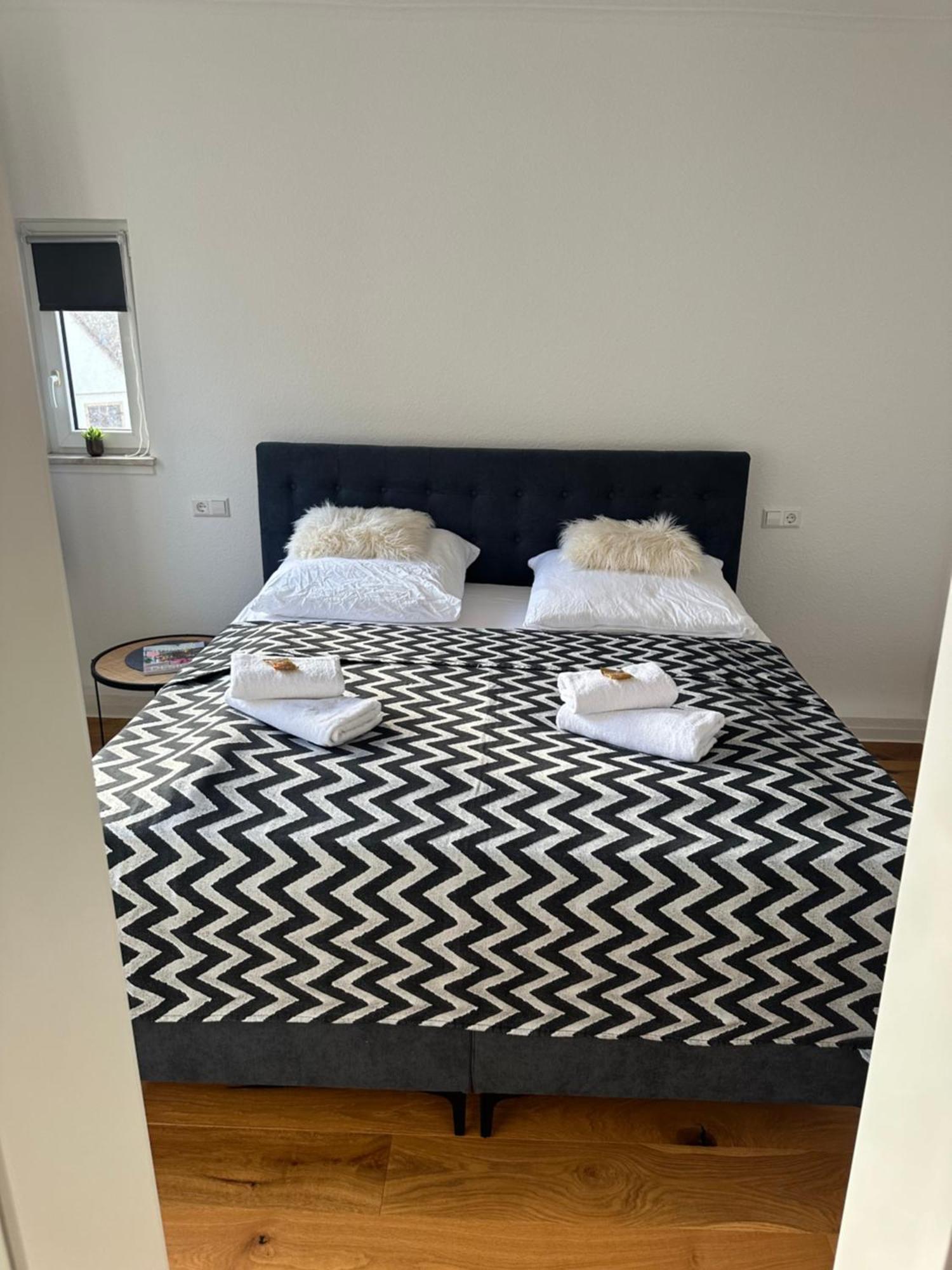 Stylisches Apartment Mit Grossem Tageslichbad Am Marktplatz Leonberg Exterior foto